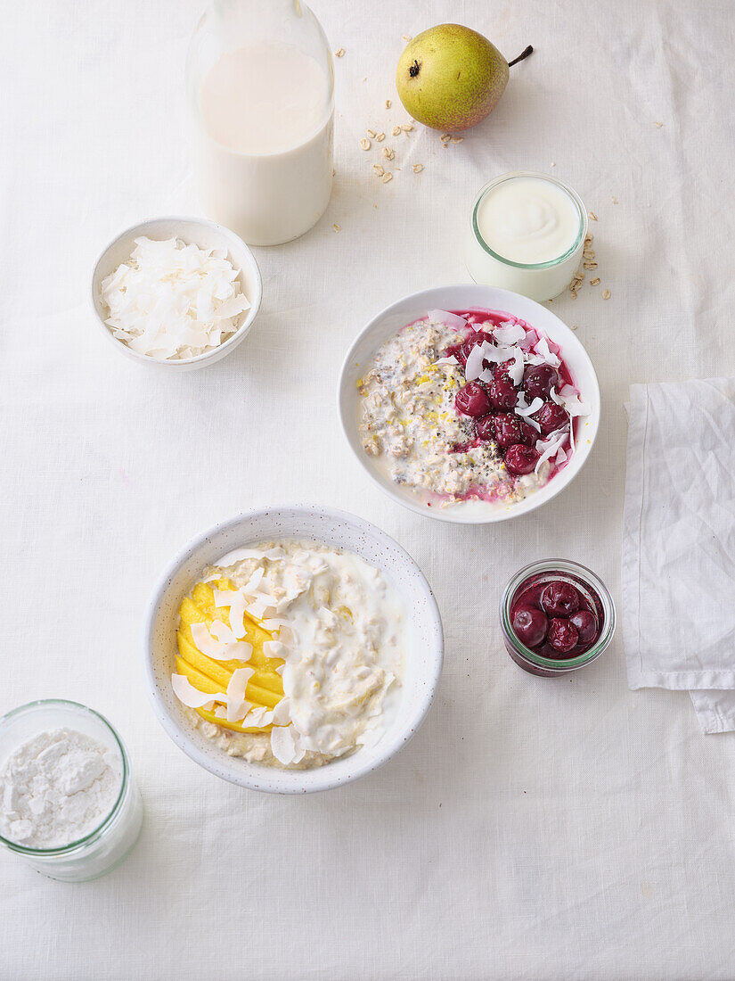 Overnight Oats mit Joghurt, Mangoscheiben und eingelegten Kirschen