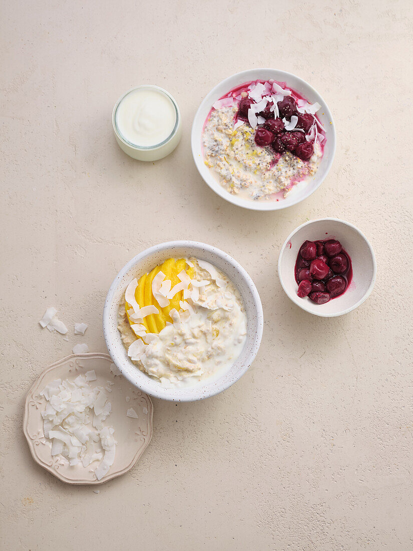 Overnight Oats mit Mango, Kirschen und Kokosflocken