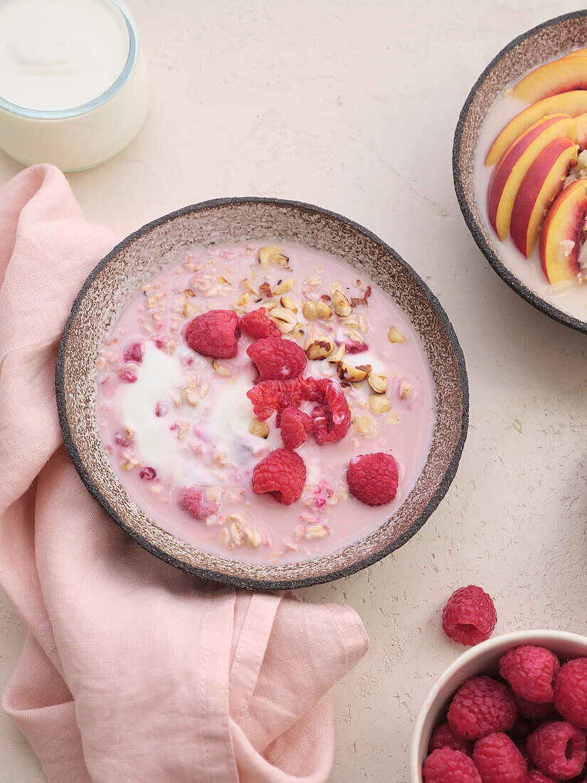 Overnight-Oats mit Himbeeren und Haselnuss-Topping