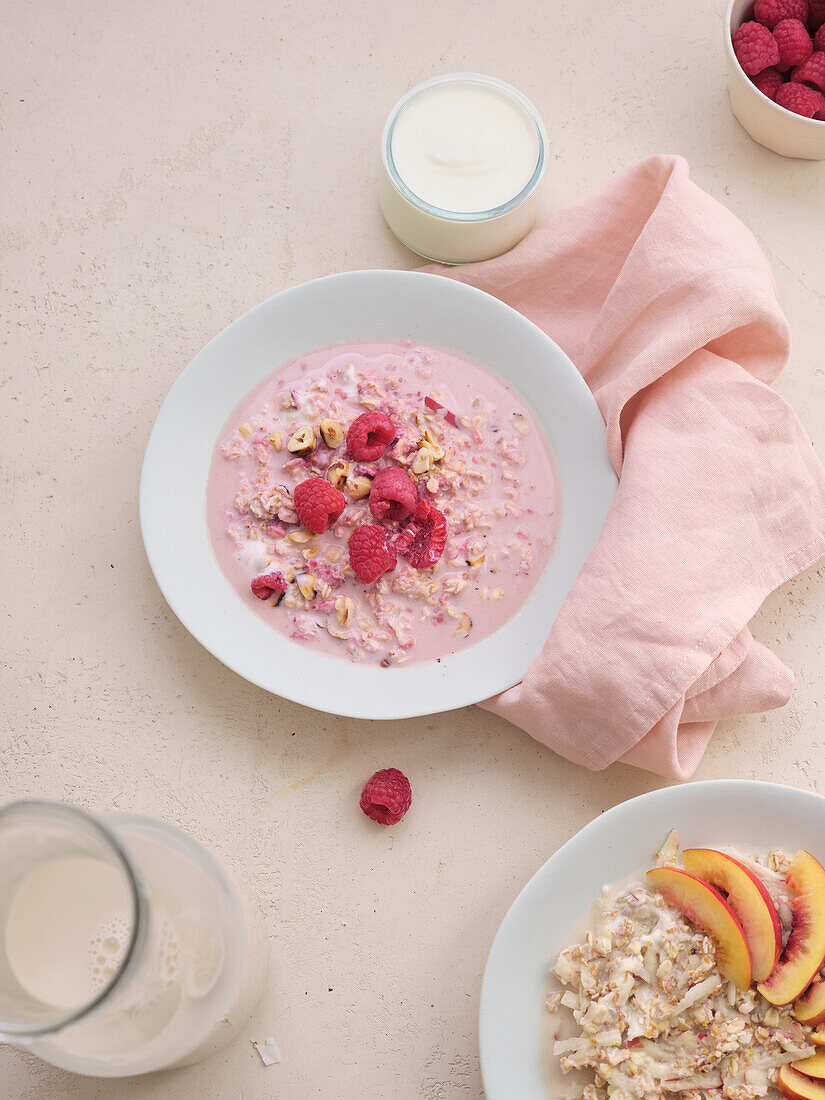 Overnight-Oats mit Himbeeren und Nüssen