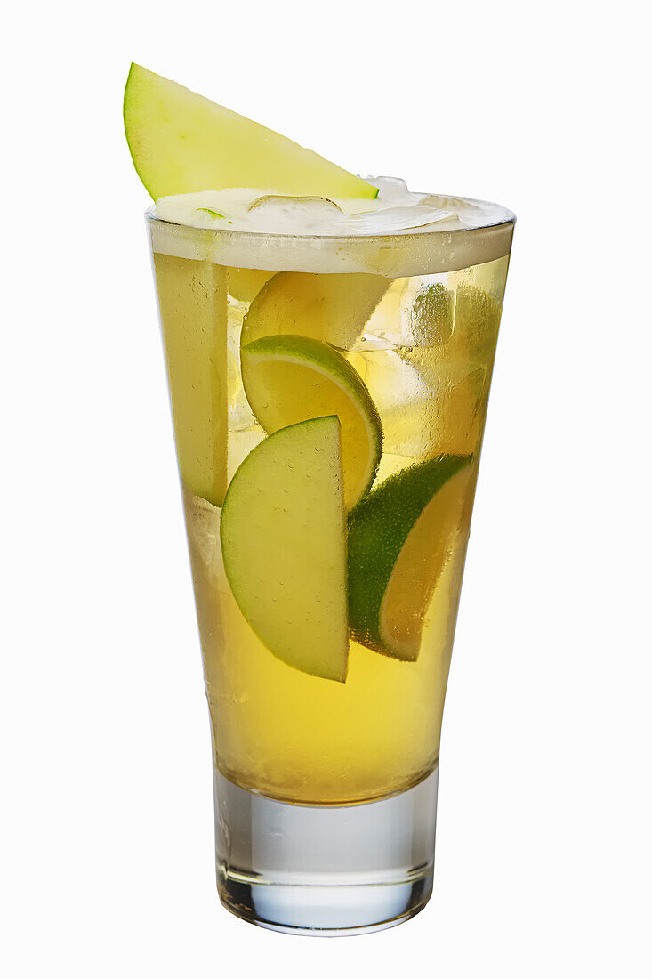 Apfel-Bier-Cocktail mit Limette und Eiswürfeln