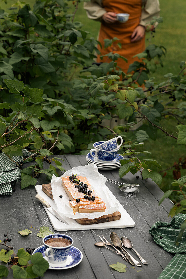 Veganer Kuchen mit schwarzen Johannisbeeren