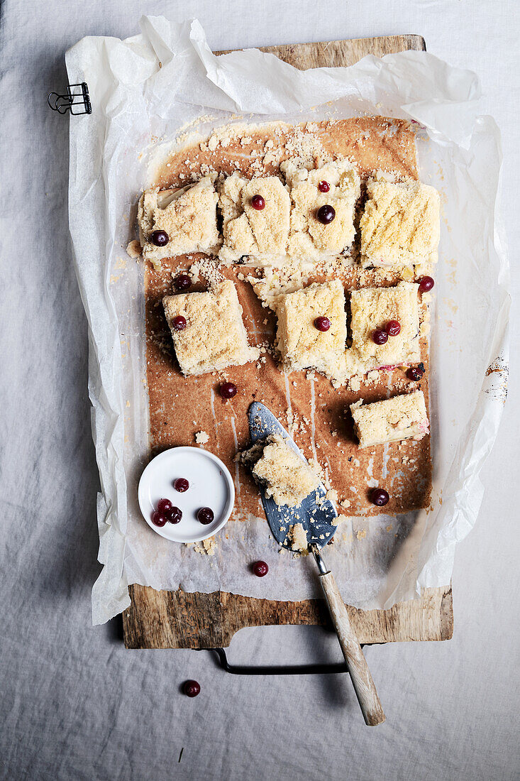 Grenobler Nusskuchen mit Preiselbeeren