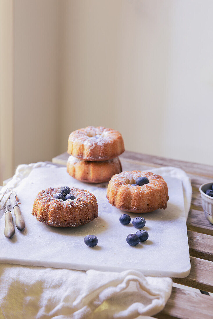 Mini-Gugelhupfe mit Heidelbeeren