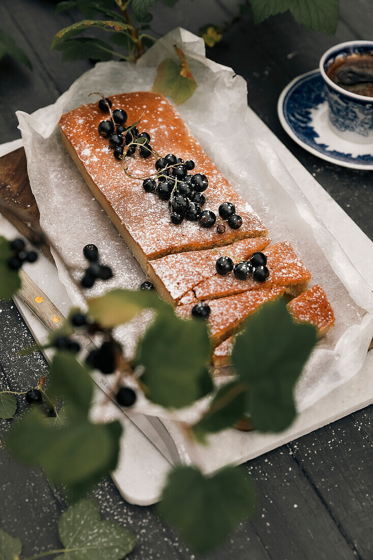 Veganer Kirschkuchen mit schwarzen Johannisbeeren