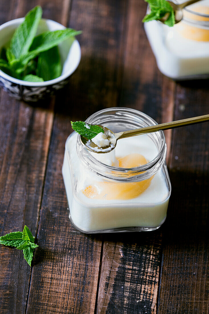 Panna Cotta mit Zitronencreme und Minze