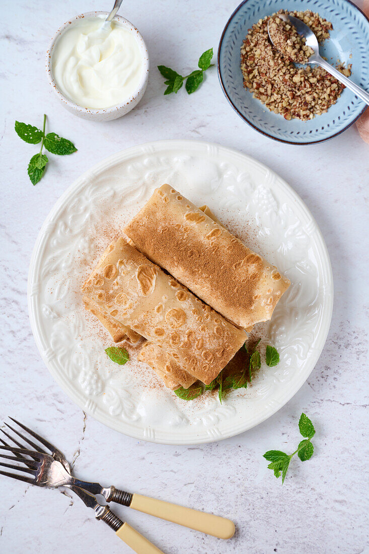 Gerollte Crepes mit Hüttenkäse und getrockneten Aprikosen