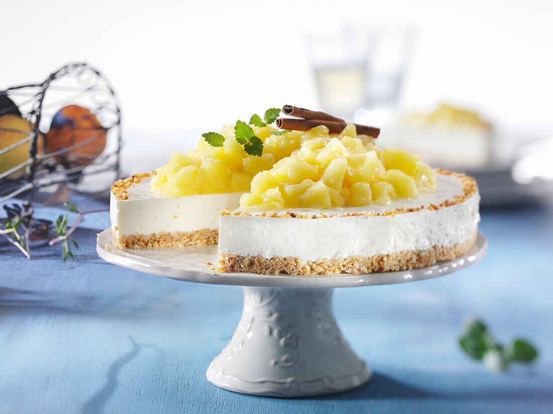 Sour cream cheesecake with apple pieces and brittle crust