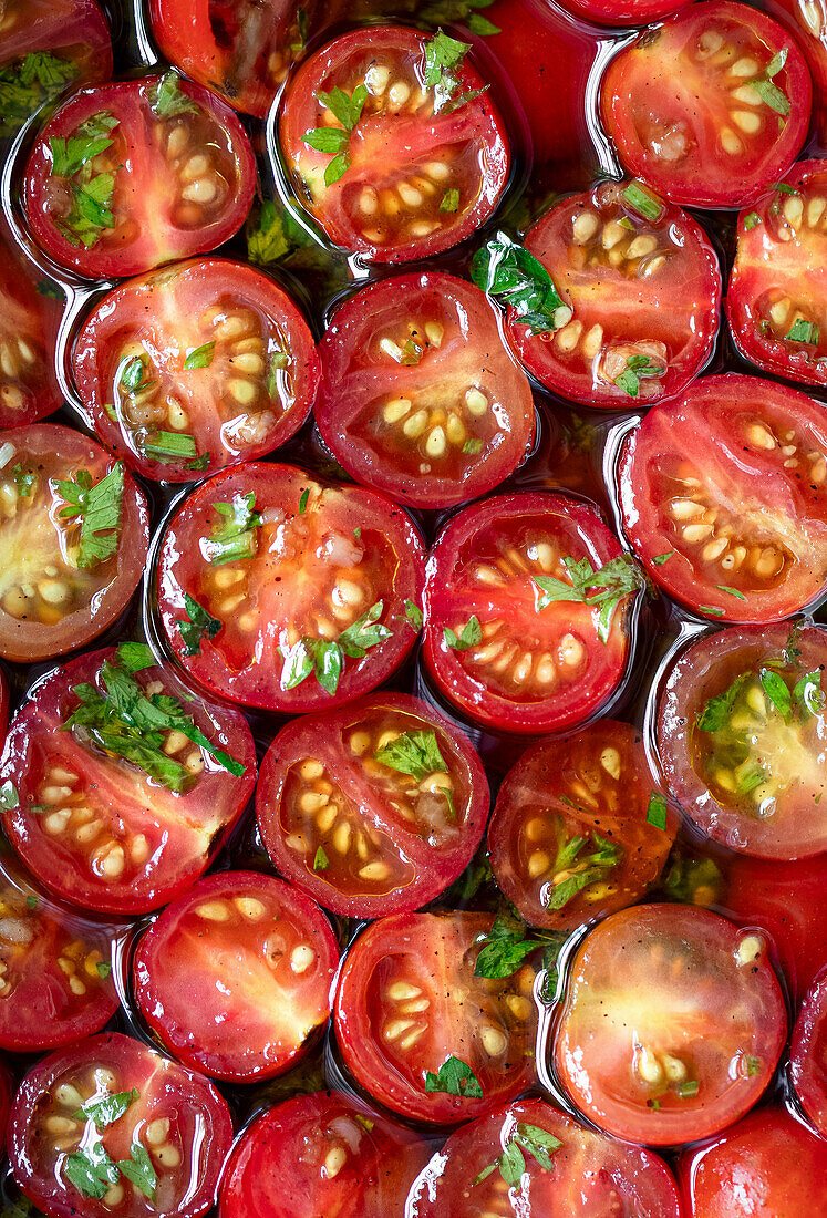 Halbierte Kirschtomaten in Kräuteröl - Close-up