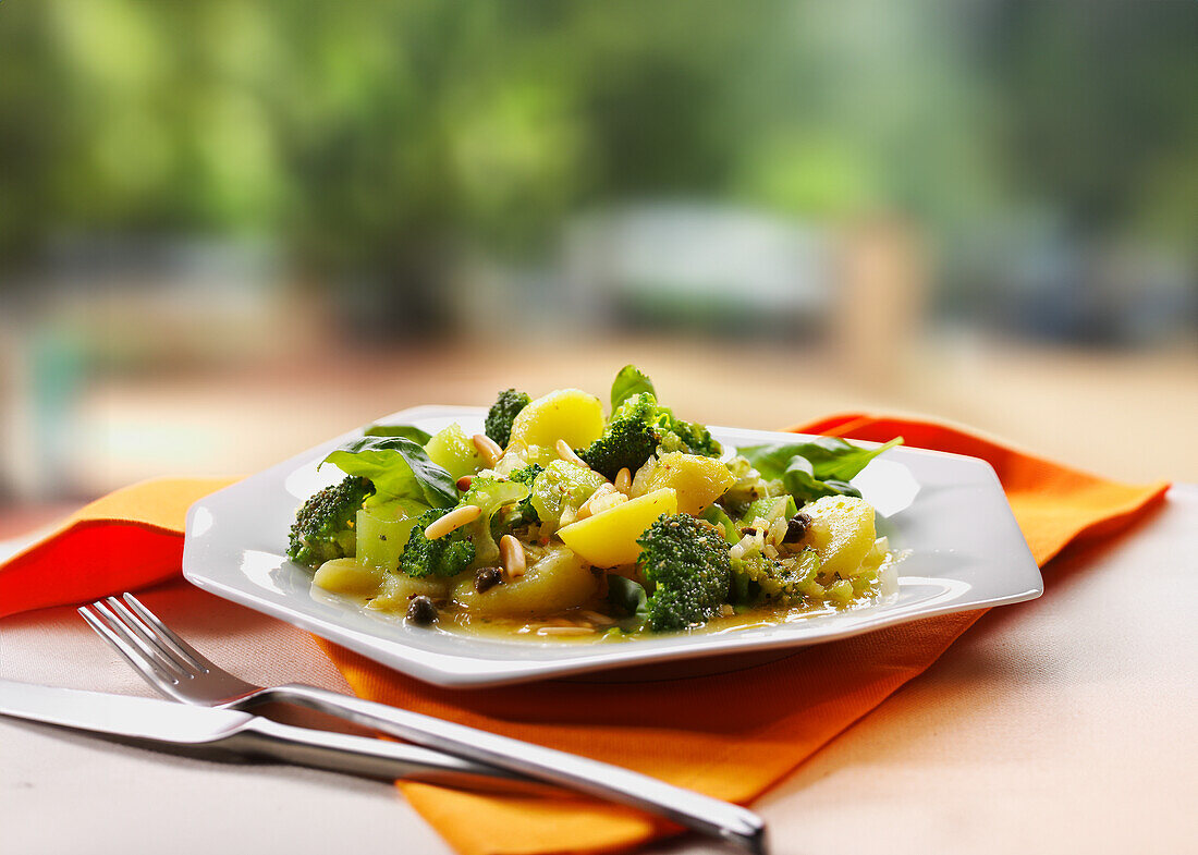 Kartoffelsalat mit Brokkoli und Pinienkernen