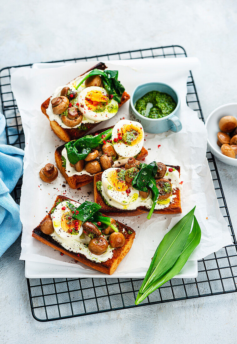 Baguette toast with mushrooms, egg and wild garlic cream