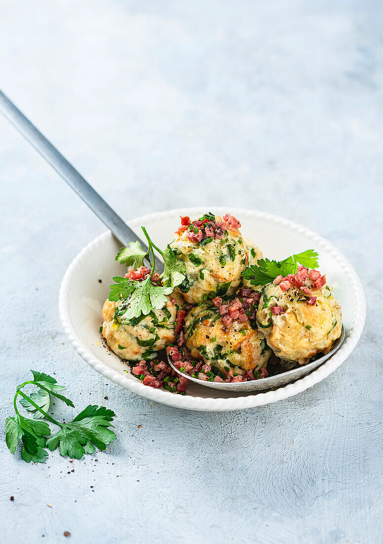 Bärlauchknödel mit Speck und Petersilie