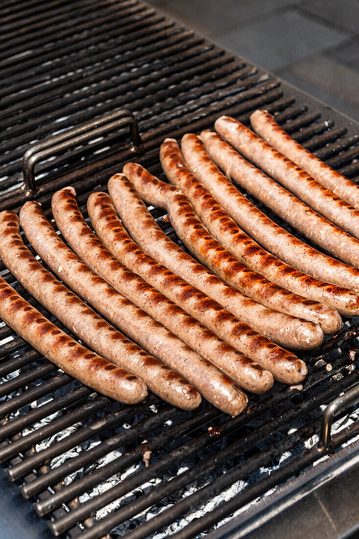 Rostbratwürste auf dem Grill