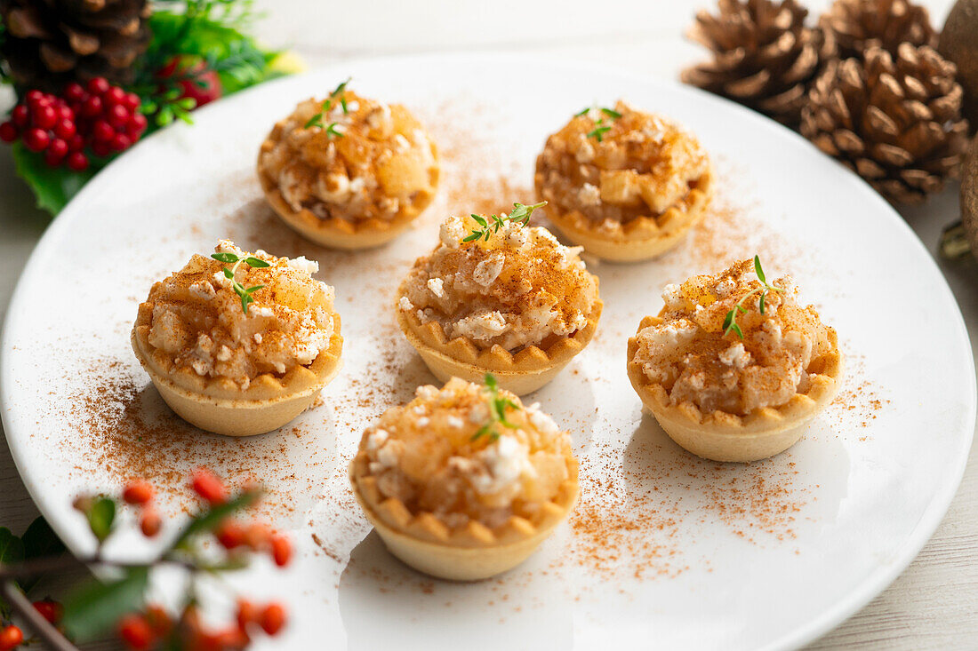 Tartlets mit Ziegenkäse und karamellisierten Birnen