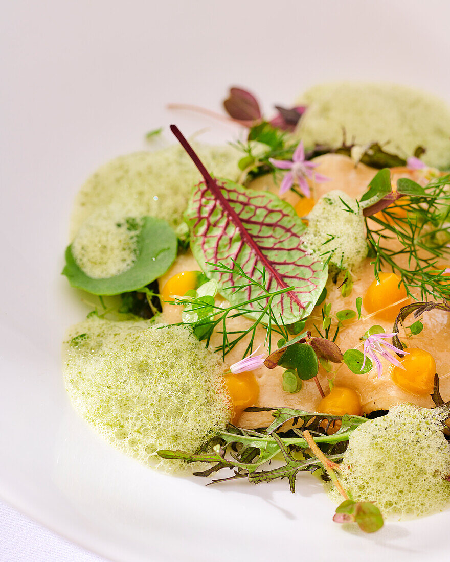 Ravioli mit Spinat-Ziegenkäse-Füllung und Kräuterschaum