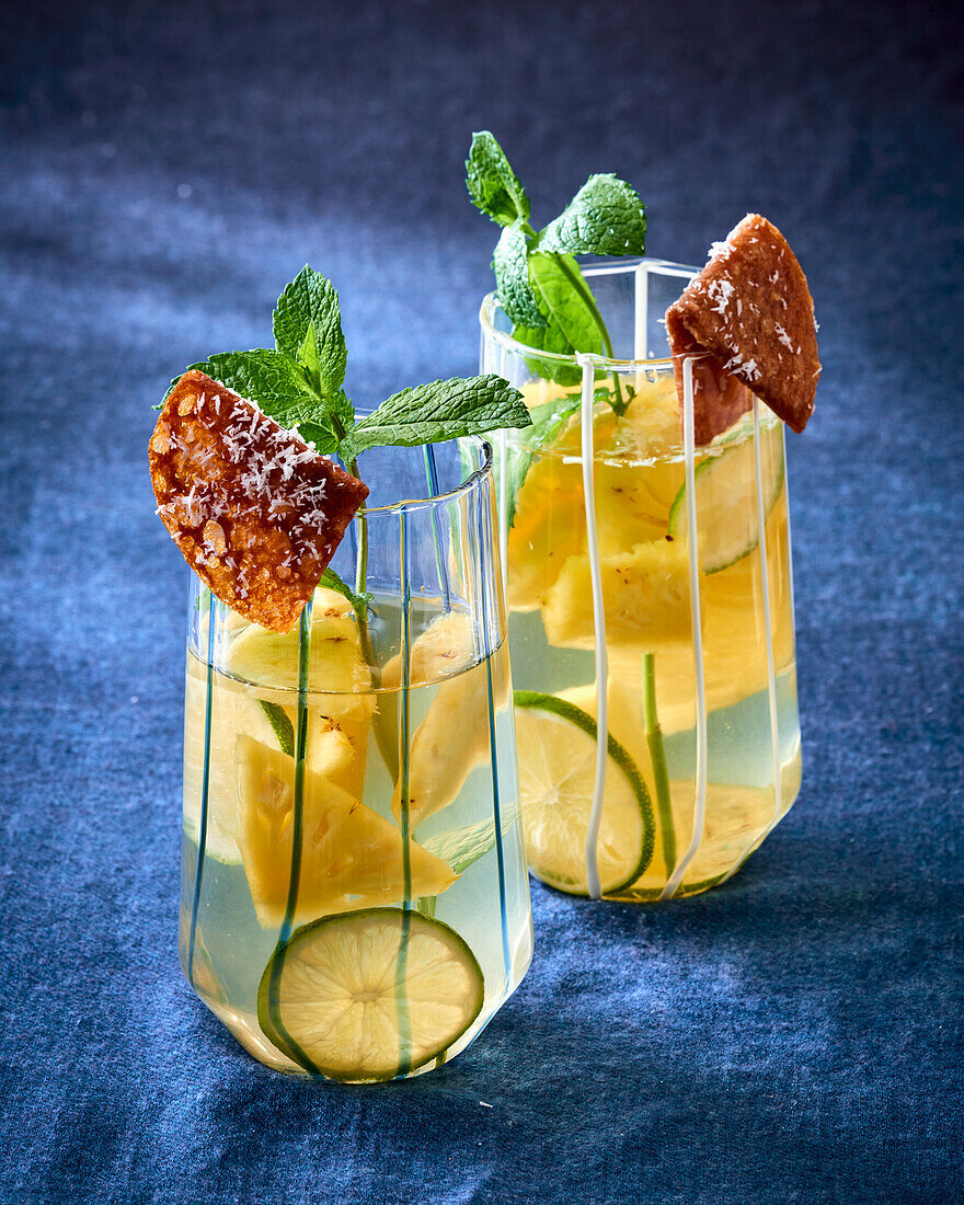 Cocktail mit Ananas, Limette und Minze