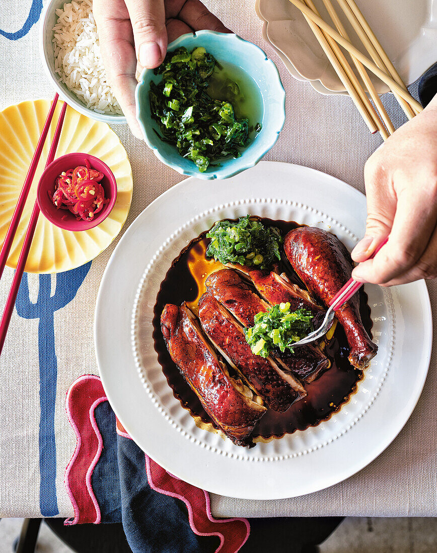 Pochiertes Hähnchen mit Reis, grünem Gemüse und Sojasauce