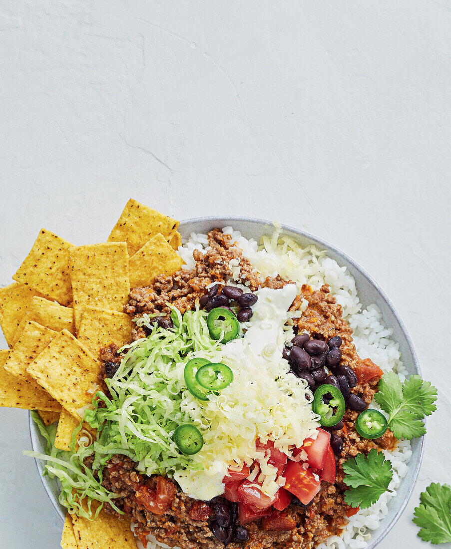 Tex-Mex bowl with minced meat and tortilla chips