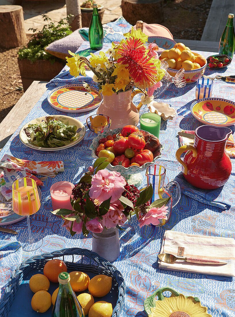 Sommerliche Tafel mit buntem Blumendekor