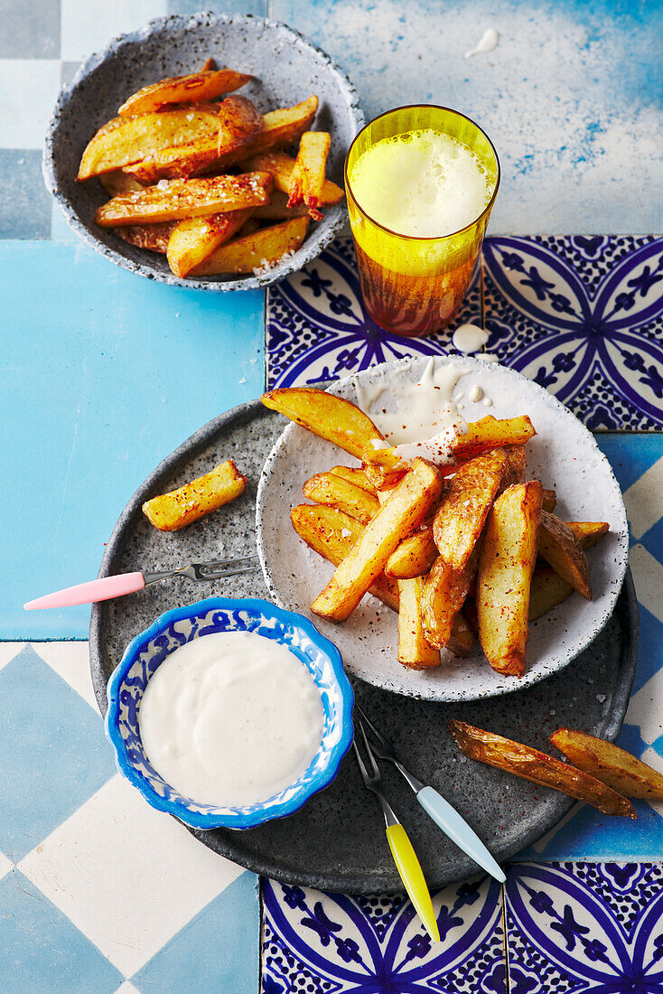 Portugiesische Piri-Piri-Pommes mit Knoblauch-Dip