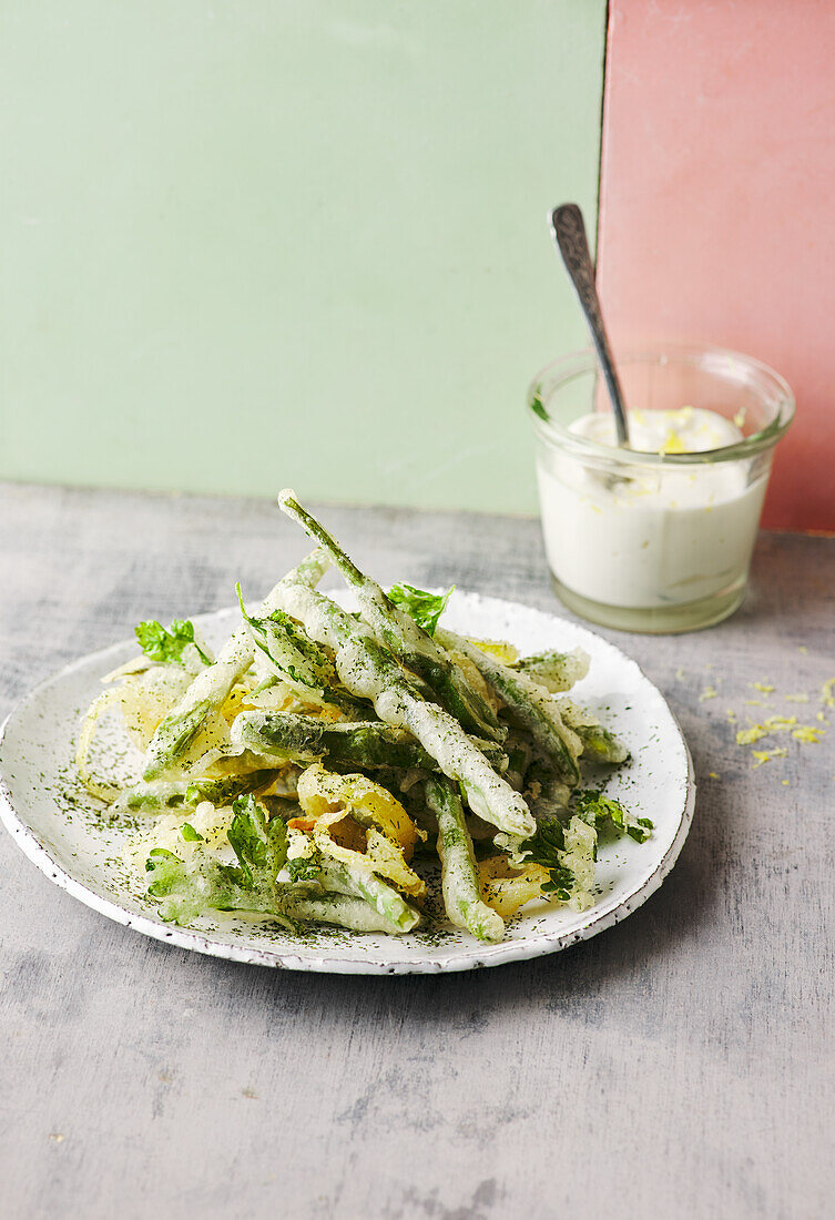 Bohnen-Zwiebel-Tempura mit Zitronenjoghurt