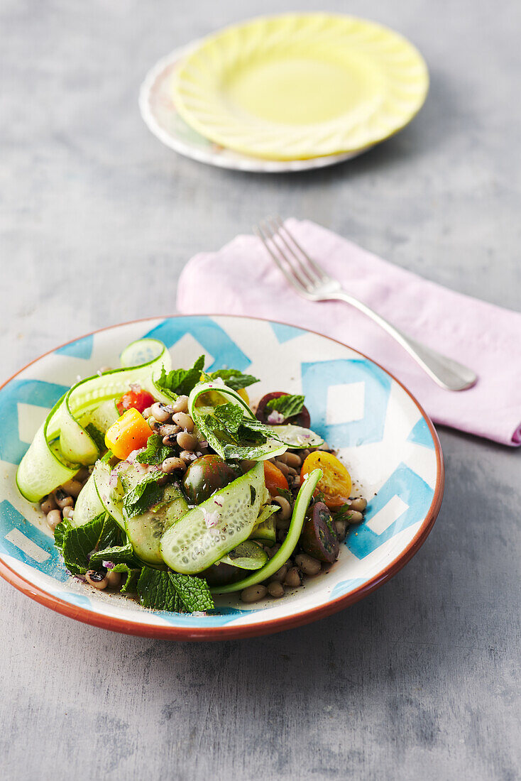 Schwarzaugenbohnensalat mit Gurke, Tomaten und Minze