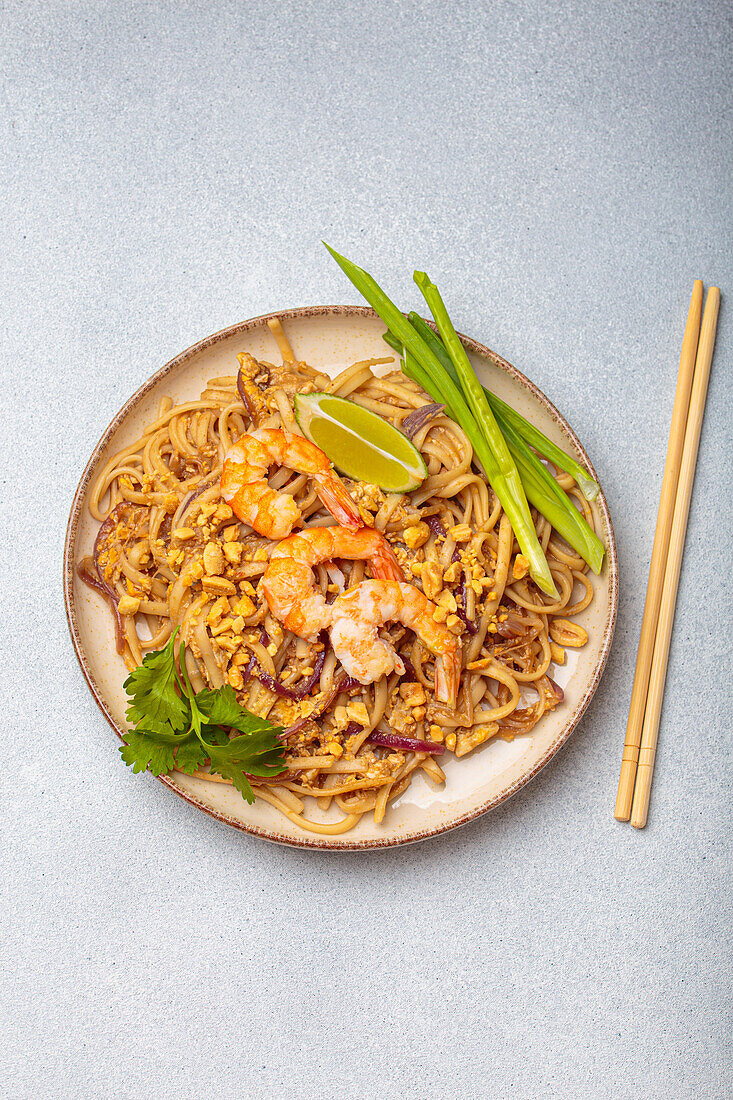 Pad Thai mit Garnelen und Limette