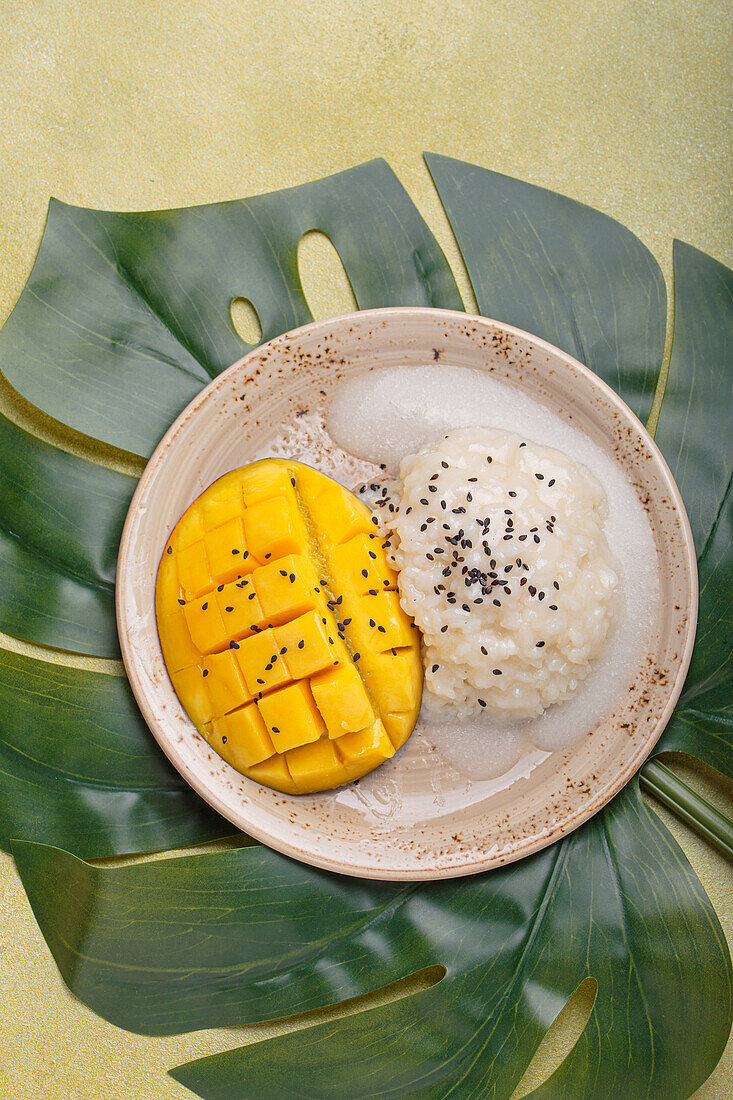 Klebreis mit frischer Mango und schwarzem Sesam (Thailand)