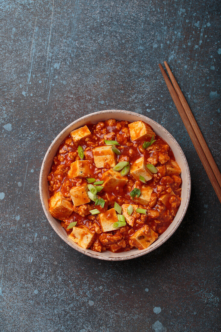 Chinesisches Gericht "Mapo Tofu" garniert mit Frühlingszwiebeln