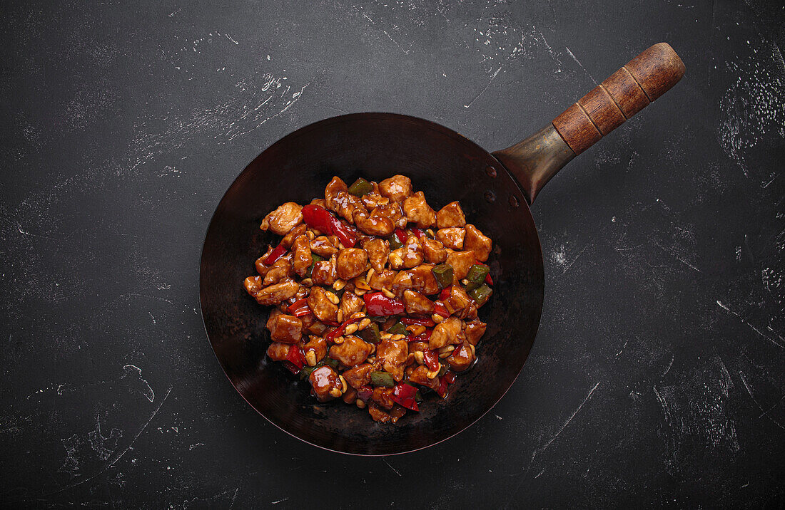 Kung Pao Chicken im Wok mit Erdnüssen