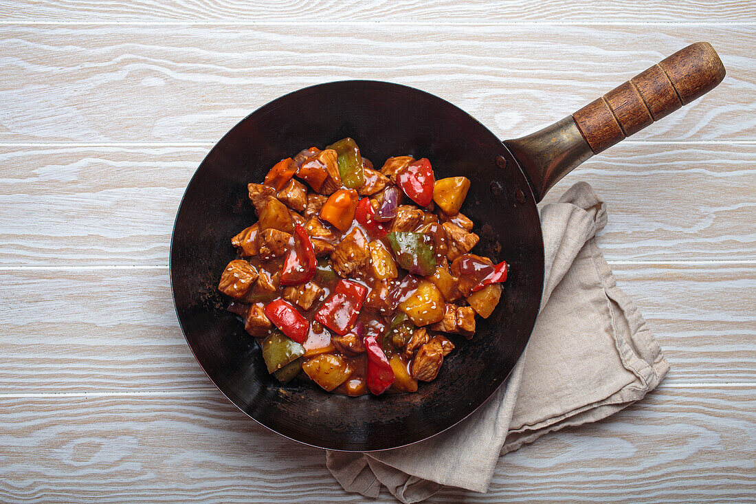 Schweinefleisch süß-sauer mit Paprika und Ananas aus dem Wok