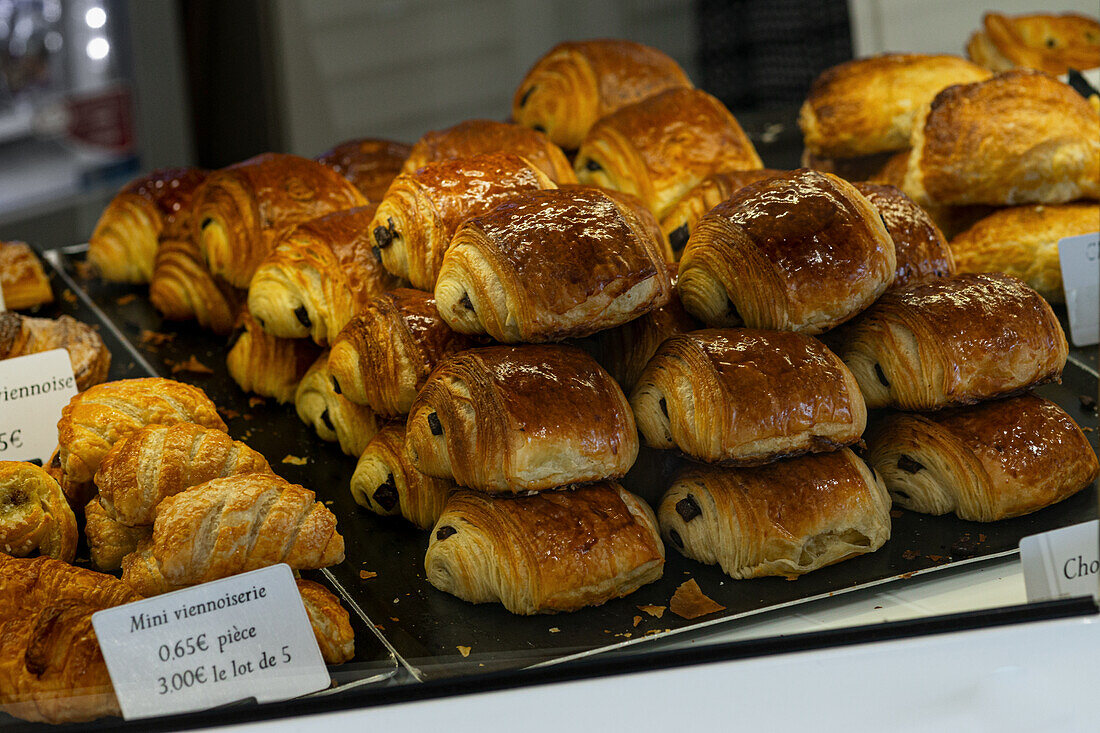 Pain au Chocolat auf Backblech in französischer Bäckerei