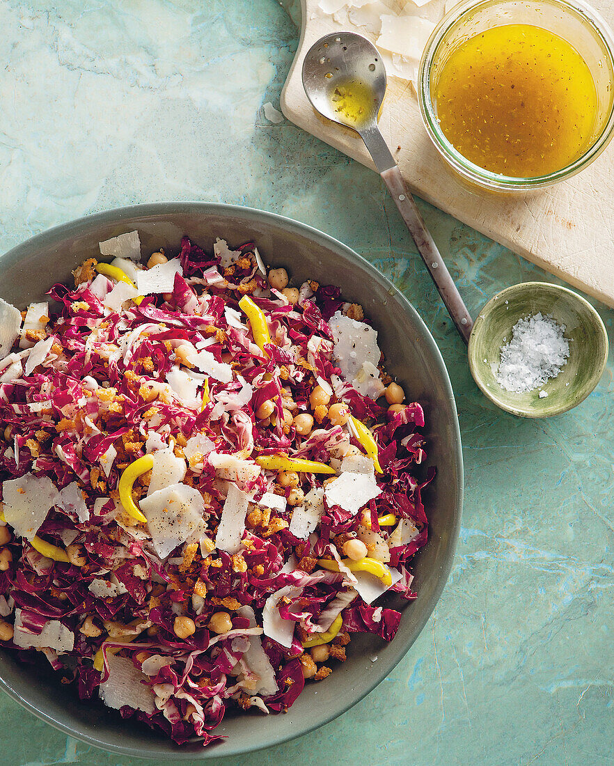 Radicchio-Salat mit Kichererbsen und Italian Dressing