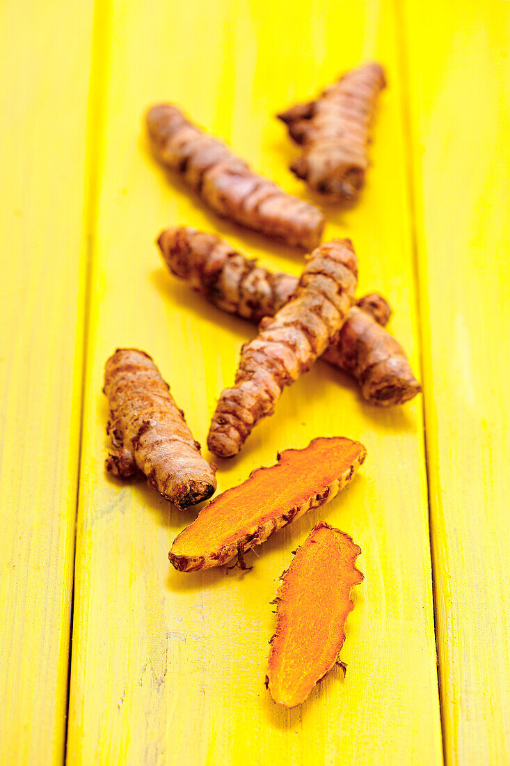 Whole and sliced turmeric roots