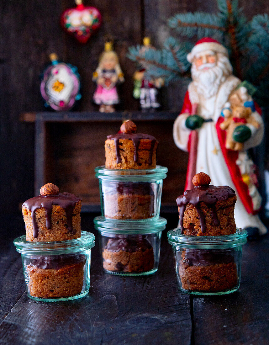 Weihnachtliche Nussmuffins mit Schokoladenglasur