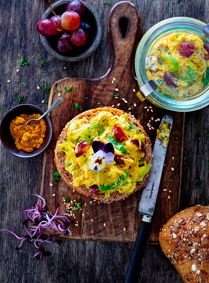 Vollkornbrötchen mit Curry-Farmersalat und Weintrauben