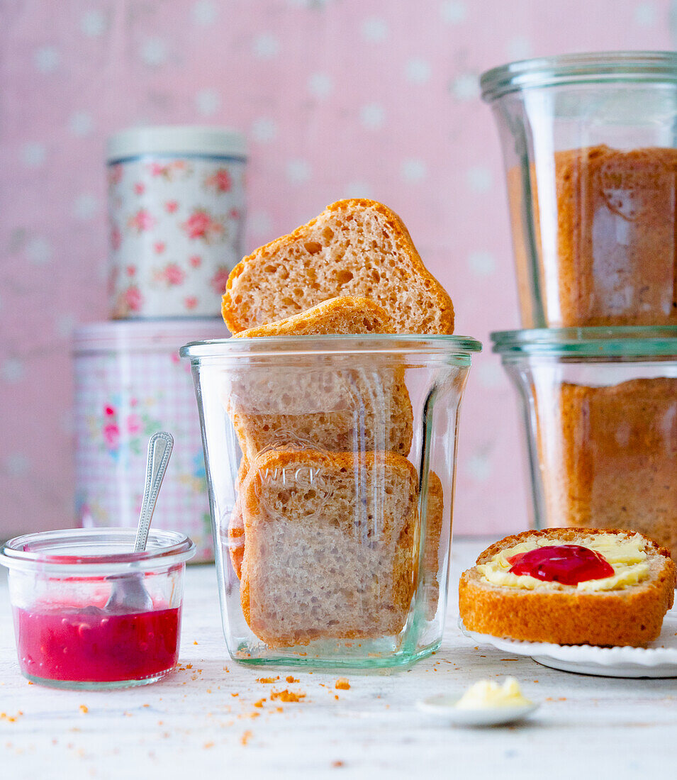 Toastbrot im Weckglas mit Himbeermarmelade