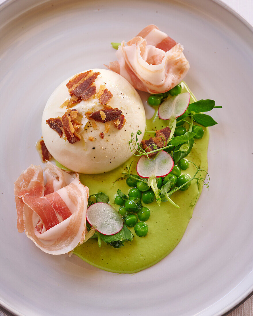 Burrata mit Pancetta, Erbsen und Estragon