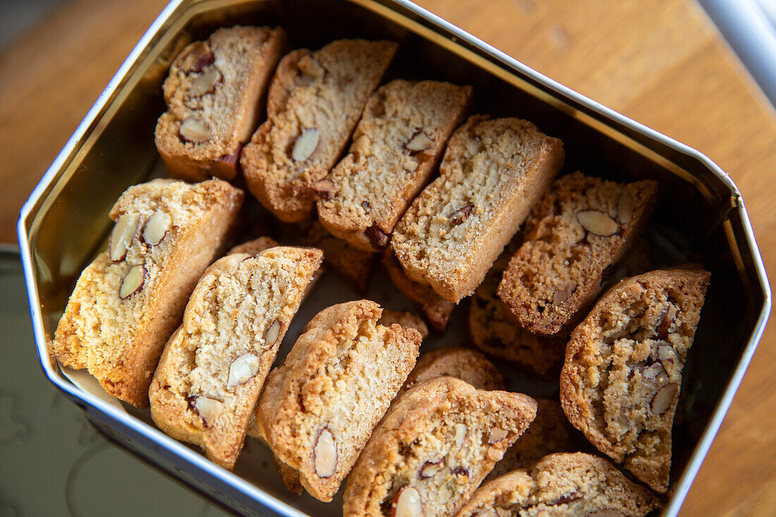 Corsican canistrelli with almonds