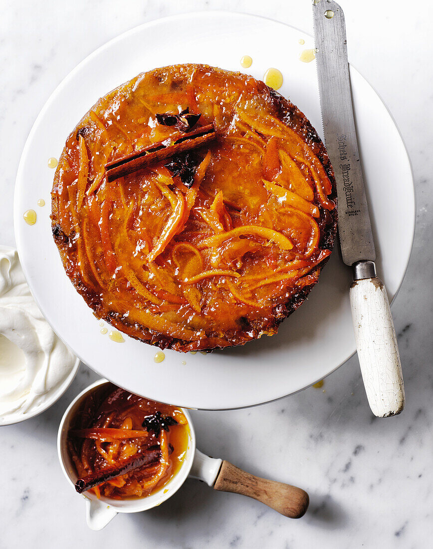 Umgedrehter Dattelkuchen mit Orangenmarmelade