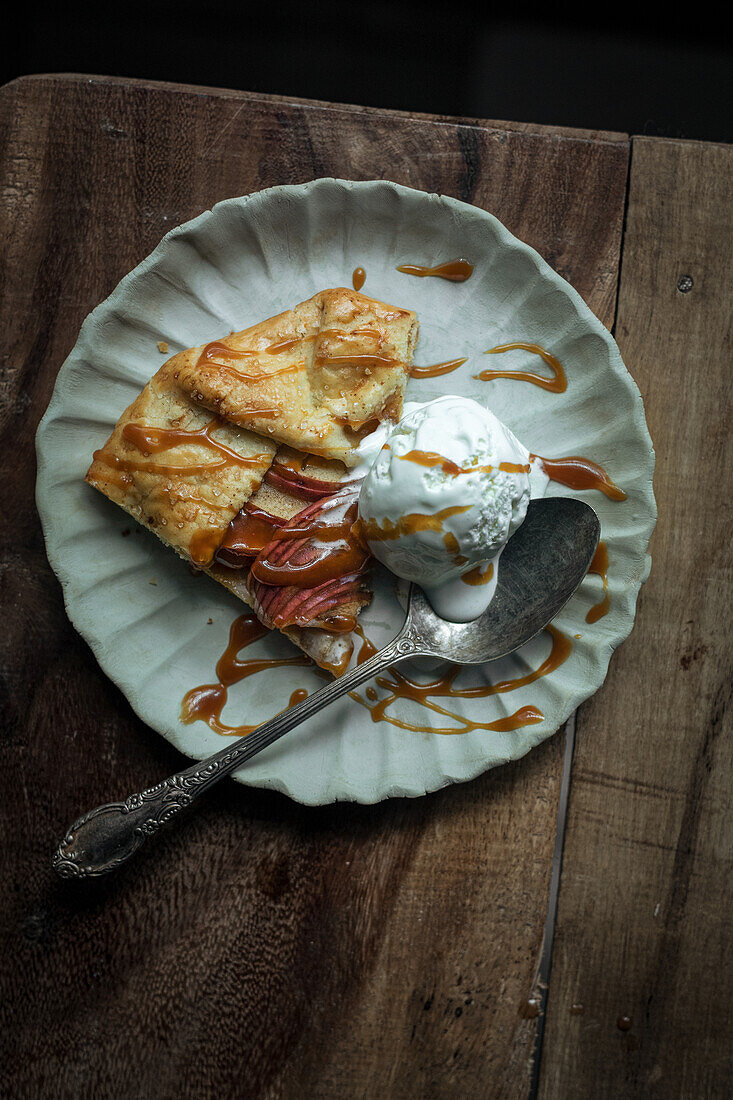 Apfel-Galette mit Vanilleeis und Karamellsauce