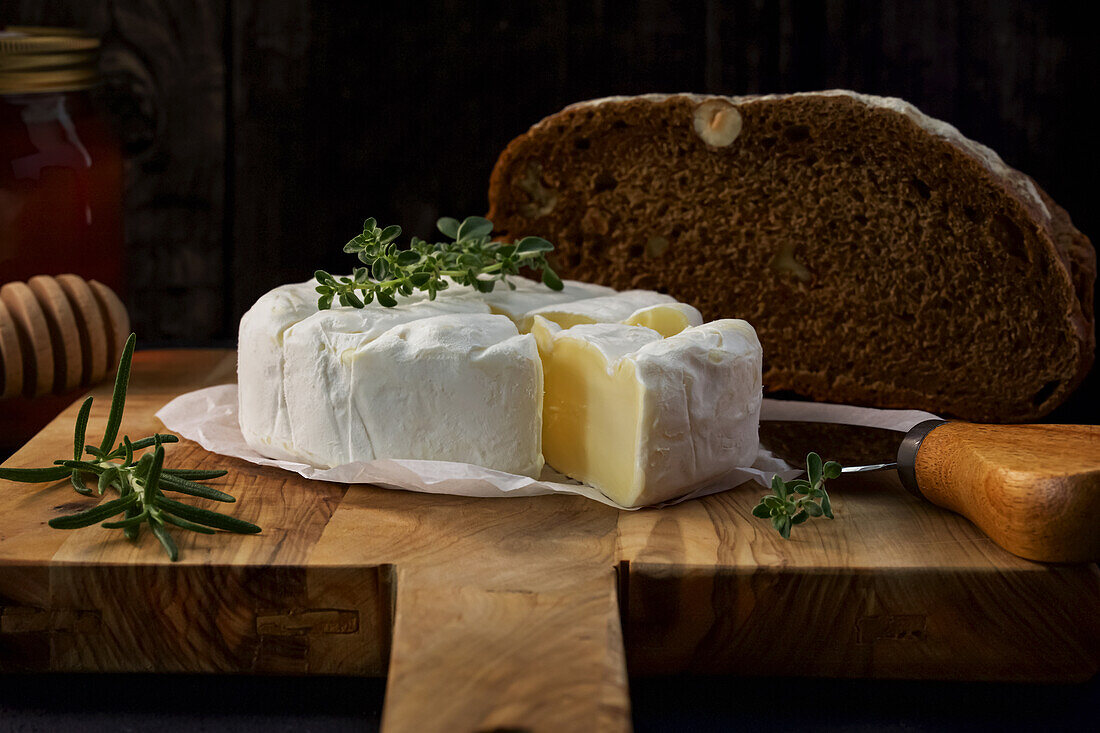 Briekäse mit rustikalem Laib Brot