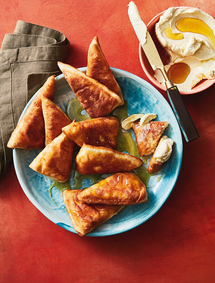 Deep-fried scones with honey