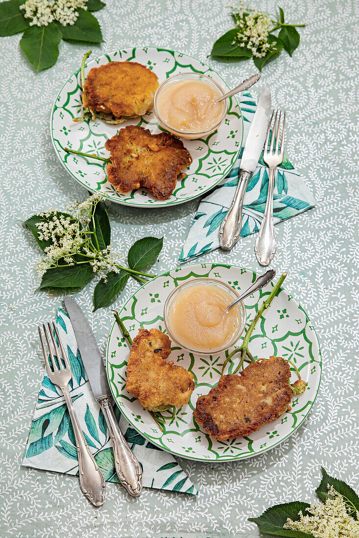 Holunderblüten-Pfannkuchen mit Apfelmus