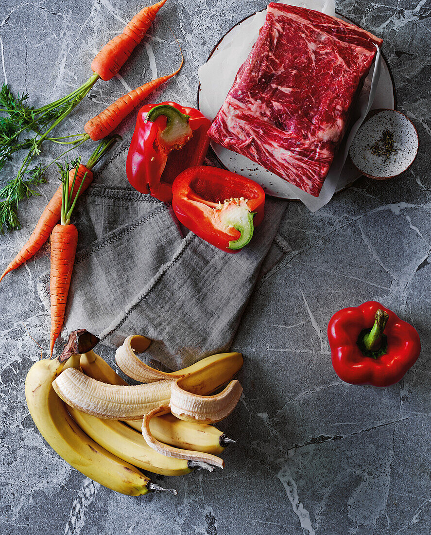 Rohe Zutaten: Roastbeef, Paprika, Karotten, Bananen