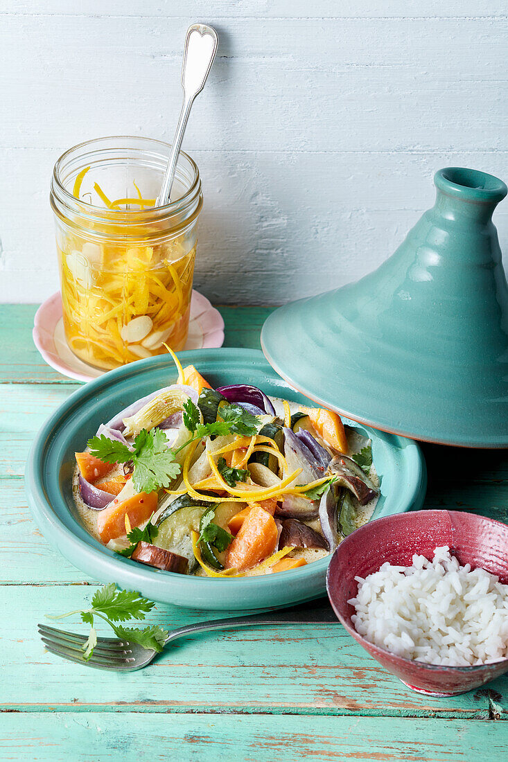 Vegane Tajine mit Kokosmilch und fermentierten Orangenschalen