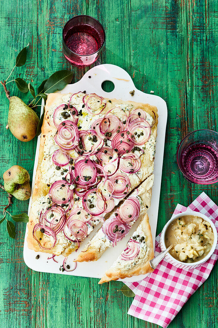 Vegetarische Frischkäse-Zwiebel-Foccacia mit Birnen-Chutney