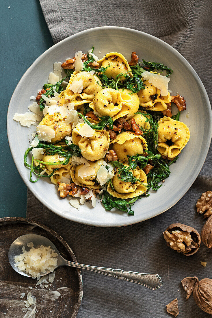 Tortellini mit Rucola, Walnüssen und Parmesan