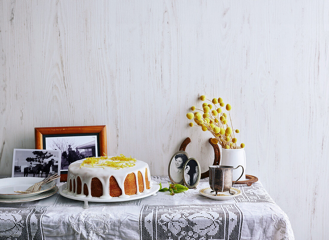 Kuchen mit Zuckerguss und Zitronenzesten