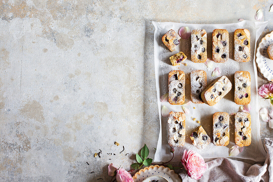 Earl-Grey-Blaubeer-Friands auf Backblech